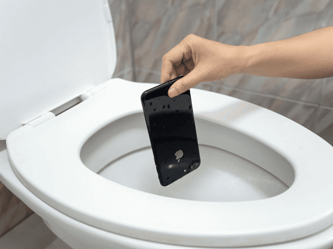 トイレにスマホを落とした