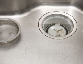 キッチンの排水溝がつまった!原因と自分でできるつまり解消法5選