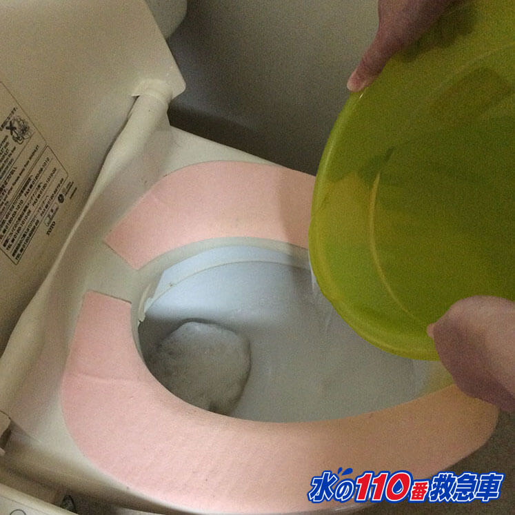 お湯を便器の半分くらいまで注ぐ