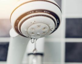 【状況別】シャワーから水漏れする原因と修理方法!費用はいくら?