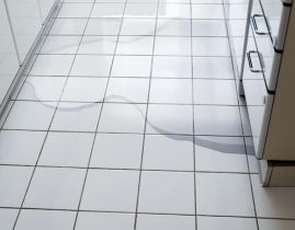 キッチンで水漏れが起こったら!原因とすぐできる応急処置3つ解説