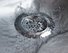 キッチンの排水口が逆流!?4つの原因や対処法、予防法を紹介