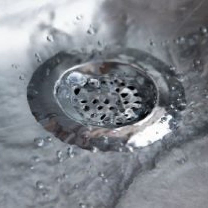 キッチンの排水口が逆流！？4つの原因や対処法、予防法を紹介｜水の110番救急車