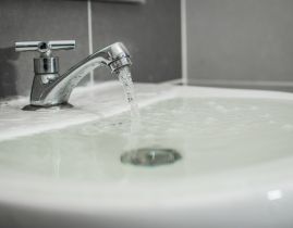 洗面台のつまりは自力で直せる?原因別の解消方法を伝授!